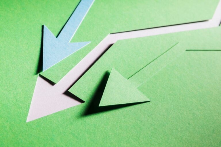 Top view arrows indicating economy crisis